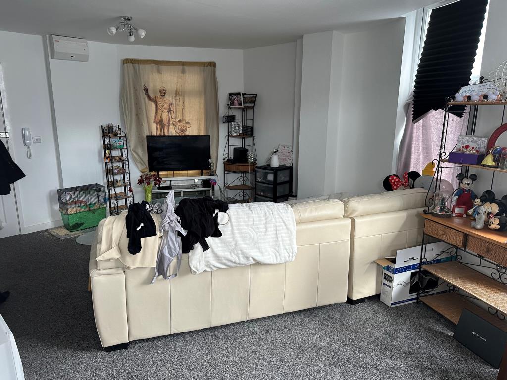 Lot: 86 - STUDIO FLAT IN CENTRE OF BOGNOR REGIS FOR INVESTMENT - Lounge Area